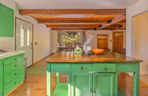 Oakhurst Cabin | Emerald Escape with Hot tub Game Room and Arcade
