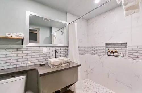 Lakeside Park Cabin | Emerald Spa King Escape