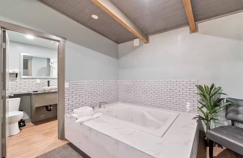 Lakeside Park Cabin | Emerald Spa King Escape