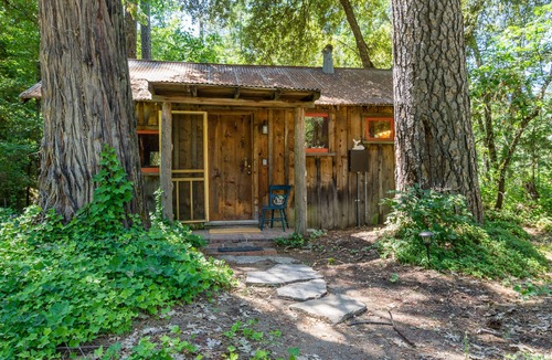 Fair Play Cabin | Enchanting Creekside Property Nestled in Wine Country