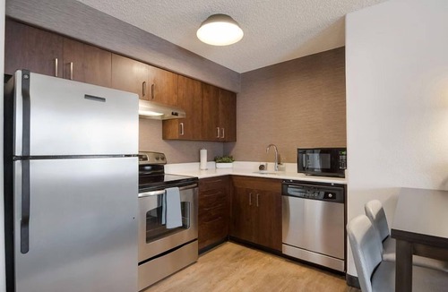 Reno/Tahoe Airport Hotel | Enjoy a Hassle-Free and Suiting Stay! 2 Modern Units, Full Kitchen, Pets Allowed