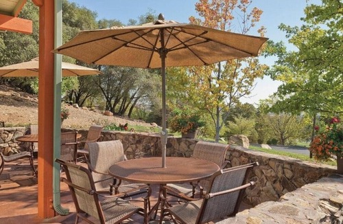 Angels Camp Condo | Enjoy Golf & the Sierra Nevada Beauty in this 2BD resort condo