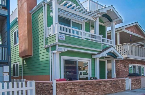 West Newport Condo | Enjoy Ocean Views from the Large Roof-Top Deck Adjacent to the Newport Pier!