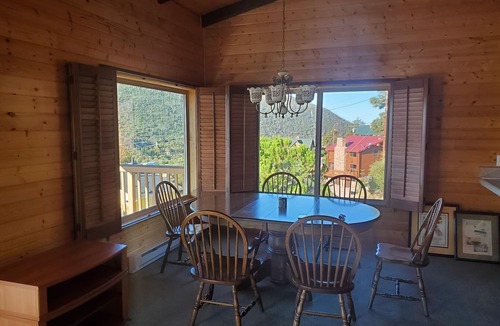 Julian House | Enjoy the spectacular views from the balcony and cabin at this mountain location