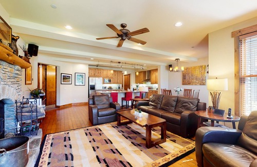 Mammoth Lakes Condo | Enjoy this Beautiful Lodge Near the Golf Course, Athletic Club, & the Slopes