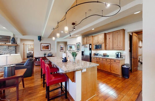 Mammoth Lakes Condo | Enjoy this Beautiful Lodge Near the Golf Course, Athletic Club, & the Slopes