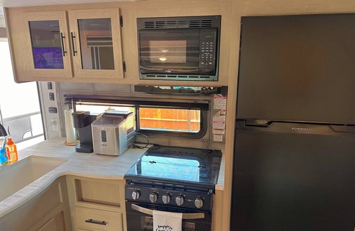 Reedley House | Enjoyable 2-bedroom RV/trailer with AC in Reedleyin the country