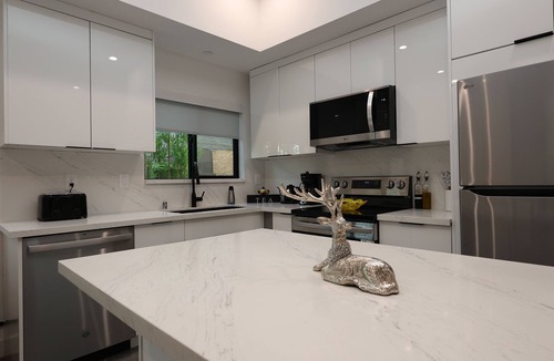 Valley Glen House | Entire Cozy House, Private, New, Neat Shiny, Conveniently Located