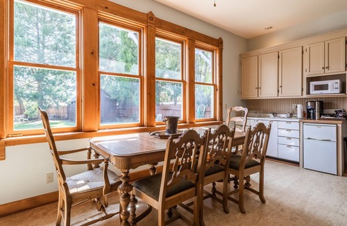 Bishop House | Entire Luxury 3 bedroom Victorian Home ready for your Sierra Vacation