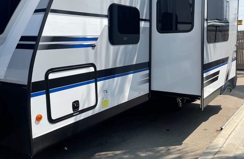 Pearsonville House | Entire RV w/Murphy Bed, 5-Seater Couch w/Dinette & 2-Bunkbeds