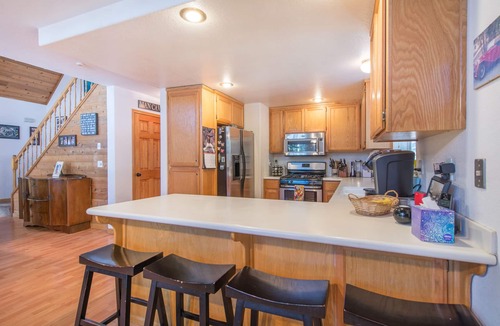 Truckee House | Escape to Margaritaville - Pet Friendly & Hot Tub. 30 Day Minimum Rental.