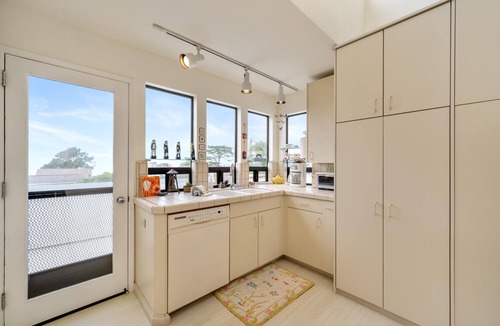 Park Hill House | Escape to this monthly, ocean-view rental on Park Hill!