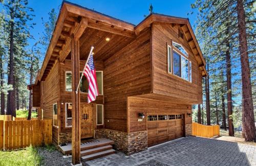 Rancho Bijou House | Evergreen Elegance: Boat Parking Close to Lifts Lake & Trails