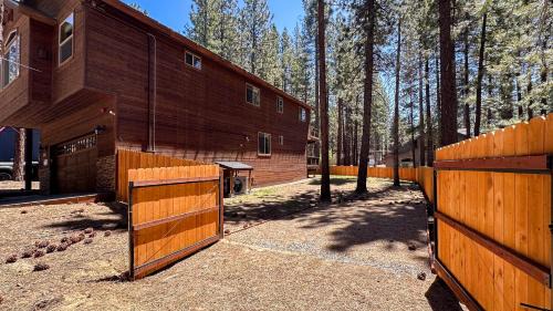 Rancho Bijou House | Evergreen Elegance: Boat Parking Close to Lifts Lake & Trails