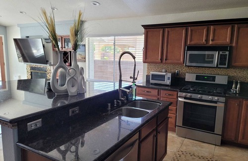 Paradise House | Executive Chic Corporate Housing 3 Bed 2 Bath Las Vegas 5 Mins from Airport