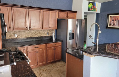 Paradise House | Executive Chic Corporate Housing 3 Bed 2 Bath Las Vegas 5 Mins from Airport