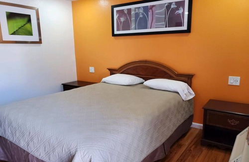 Oakland Hotel | Experience Affordable Comfort Near Oakland Zoo in Queen Room