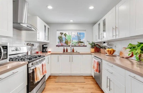 Vista Norte House | Experience iconic Palm Springs living in this 4BR retreat with a pool, spa, fire pit, and mountain views. Perfect for family and friends, enjoy indoor-outdoor living just minutes from downtown dining, shops, and attractions.