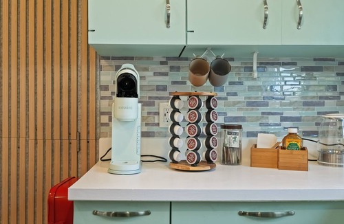 Hayward House | Explore the Bay Area! Comfortable Single Story Yard, A/C, Wifi, Parking, Laundry