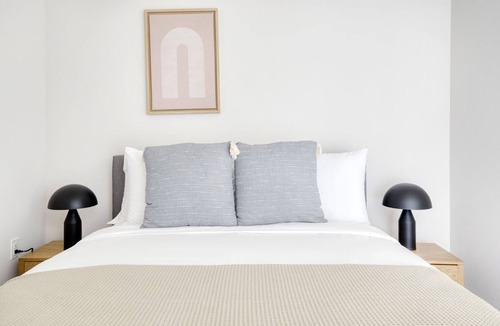 Downtown Oakland Apartment | Exquisite Oakland 1BR w/ AC, W/D, Sky Deck, next to BART, by Blueground