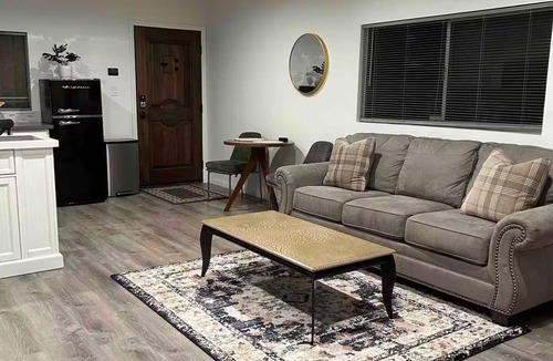 Northridge House | Fabulous 1-bedroom Guesthouse with AC in sunny Los Angeles