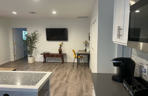 Northridge House | Fabulous 1-bedroom Guesthouse with AC in sunny Los Angeles