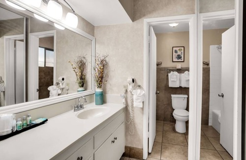 Palm Desert Hotel | Fabulous hotel room with in Palm Desert, featuring 2 queen beds and a kitchen