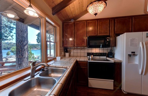 Groveland Cabin | Fabulous Lakefront Group Cabin with Game Room, Outdoor Pool and Tennis Court in Groveland, California