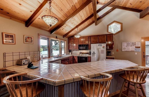 Groveland Cabin | Fabulous Lakefront Group Cabin with Game Room, Outdoor Pool and Tennis Court in Groveland, California