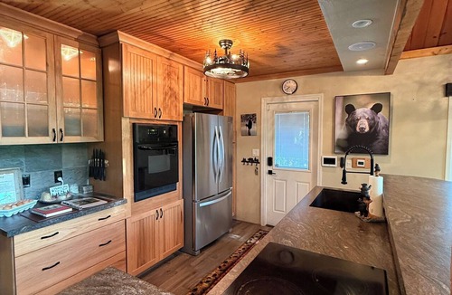Wishon Cabin | Family Cabin Near Bass Lake & Yosemite. 3 Bedrooms & a Kids Game Loft Sleeps 12