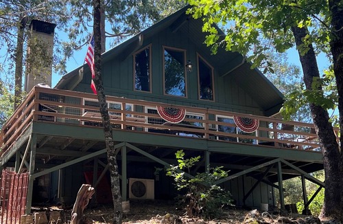 Wishon Cabin | Family Cabin Near Bass Lake & Yosemite. 3 Bedrooms & a Kids Game Loft Sleeps 12