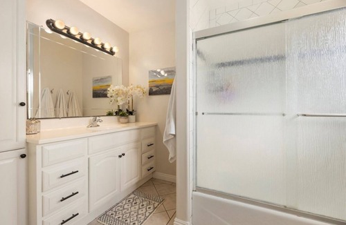 Del Rey House | Family friendly 2 bed room in a safe neighborhood