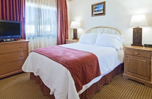 June Lake Resort | Family-Friendly Condo w/ Nearby Hiking, Skiing, Lake Activities & Scenic Views