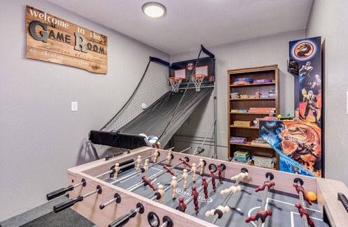 Glencoe Cabin | Family-Friendly Forest Cabin-Sleeps 20-3 Levels of Fun w/Arcade & Pool Table
