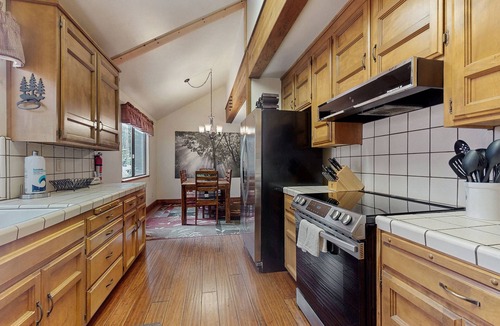 Sierra Cedars House | Family-friendly mountain retreat w/large wood deck, gas grill, fireplace