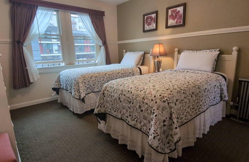 Marina District Hotel | Family-Friendly Room with Seperate Queen Bedroom and Two Twin Bedroom w/parking