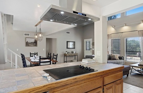 Oakhurst House | Family Friendly Retreat 30 min to Yosemite Hot Tub + Fire Pit Pets Welcome