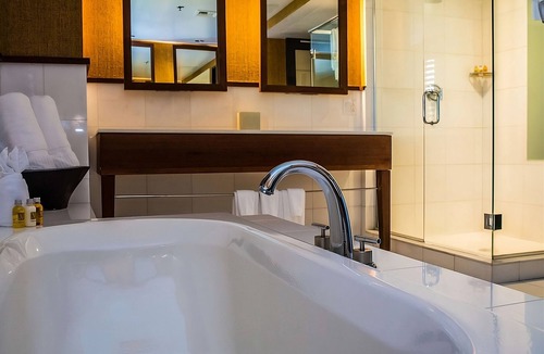San Jose Hotel | Family-friendly Room in Silicon Valley! Free Parking & Seasonal Outdoor Pool!