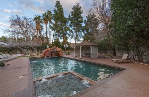 Rancho Oakey House | Family Fun, Pickleball, Pool/Spa, Water slide