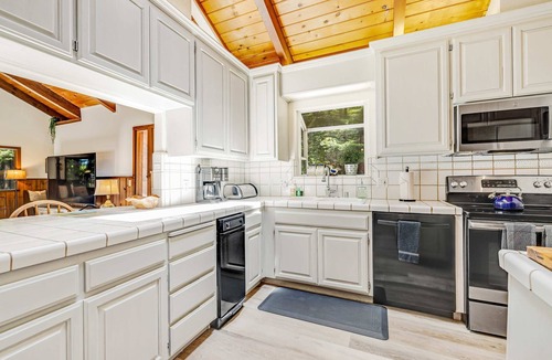 Mendocino House | Family Getaway - Hot Tub, Fire Pit & Dog Friendly