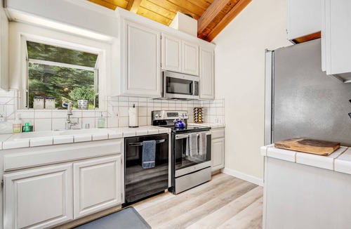 Mendocino House | Family Getaway - Hot Tub, Fire Pit & Dog Friendly