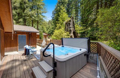 Mendocino House | Family Getaway - Hot Tub Fire Pit & Dog Friendly