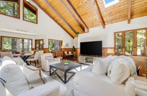Mendocino House | Family Getaway - Hot Tub Fire Pit & Dog Friendly