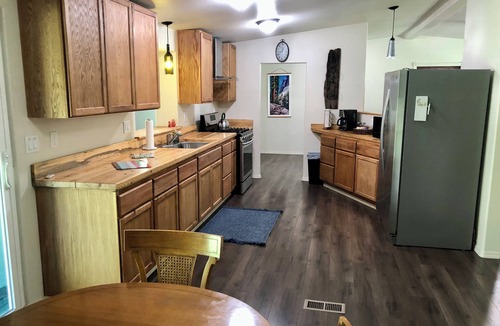 Dunlap House | Family Retreat and Recreation Paradise Near Kings Can. NP Great Wifi, EV Charger