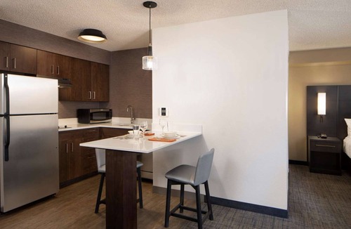 Raisin Hotel | Family Retreat in Central Fresno | 2 Suites w/Kitchen | Free Parking