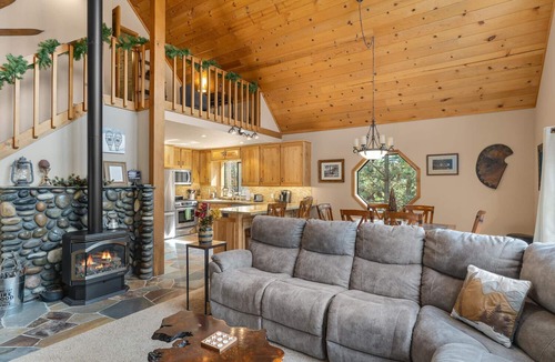 Truckee House | Family Retreat | King Suite, Hot Tub, Games, Desk, Near Trails & Rec Center