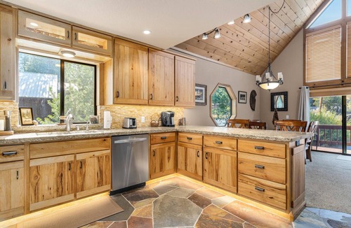 Truckee House | Family Retreat | King Suite, Hot Tub, Games, Desk, Near Trails & Rec Center