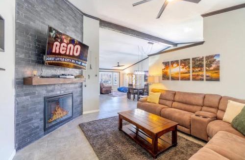 Reno House | Family Retreat with Hot Tub, Gym & Game Room Sleeps 11 in Reno