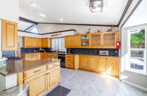 Reno House | Family Retreat with Hot Tub, Gym & Game Room Sleeps 11 in Reno
