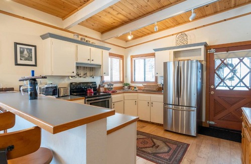 Country Club Estates House | Fantastic Home In Woods With Hot Tub!